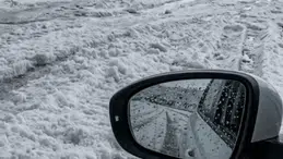 Tendürek Geçidi'nde dolu yağışı yolu beyaza bürüdü