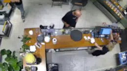 Kafede çalışan kadınla tartışan müşteri ortalığı birbirine kattı  Özet: