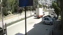 Elazığ’da acianın eşiğinden dönüldü: Karşı şeride geçen otomobil kamyonetle çarpıştı