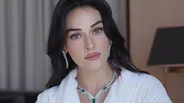 Esra Bilgiç'in mor elbiseli pozları sosyal medyada ilgi odağı oldu