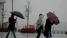 Meteoroloji'den kuvvetli yağış ve fırtına uyarısı! Bu bölgelerde yaşayanlar dikkat