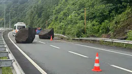 Rize'de kopan kayalar Sahil Yolu'na düştü