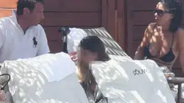 Kaya Çilingiroğlu genç sevgilisiyle Çeşme tatilinde görüntülendi