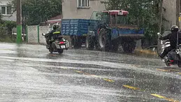 Kırklareli ve Edirne'de sağanak yağış sokaklarda su birikintileri oluşturdu