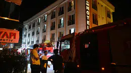 Esenyurt'ta otelde korkutan yangın! Merdivenle tahliye edildiler