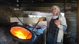 Hatay'da tandır başında zorlu mesai: 80 derecelik sıcakta ekmek parası kazanıyorlar