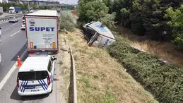 Sultanbeyli TEM Otoyolu'nda TIR devrildi: Kaza dronla görüntülendi