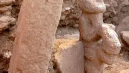 Karahantepe'de 11 bin yıllık eşsiz keşif: Leoparın sırtında oturan insan heykeli bulundu