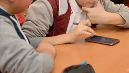 Fransa’da yeni dönem: Liselerde cep telefonu yasaklandı