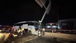 Adana'da yolcu otobüsü tabela direğine çarptı: 11 kişi yaralandı