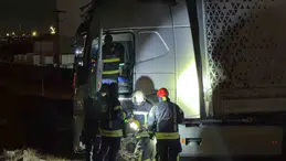 Gebze’de yoldan çıkan tır bariyerleri aştı, şoför bulunamadı