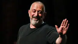 Cem Yılmaz baston kullanmaya başladı: Katıldığı davette görüntülendi