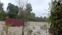 Sakarya'da ahşap evler sele kapıldı: Kanlıçay Deresi taştı