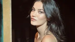 Pınar Deniz'den ilginç eğlence gecesi! Sıra gecesinde hem söyledi hem oynadı