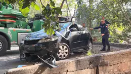 Fren yerine gaza bastı, site bahçesine düştü: Sürücü yaralandı