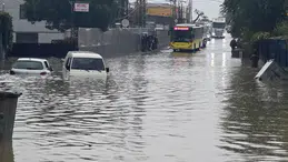 İstanbul'da sağanak hayatı felç etti! Araçlar mahsur kaldı, evleri su bastı: Sele kapılan kadın kurtarıldı