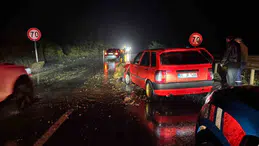 Zonguldak'ta yamaçtan kopan kaya parçaları 2 araca çarptı