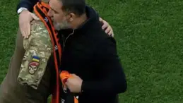 Arda Turan savaşta kolunu kaybeden askere sarılıp forma hediye etti