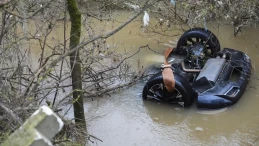 Menderes’te dere yatağına düşen otomobildeki iki kız kardeşin cansız bedenine ulaşıldı