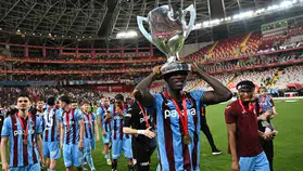 Trabzonspor’a kupayı TFF Başkanı İbrahim Hacıosmanoğlu verdi