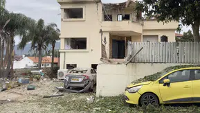 Hizbullah İsrail'in kuzeyine roket yağdırdı ev araçarda hasar oluştu