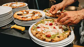 Popüler pizza zinciri 16 şubesini kapatıyor!