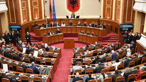 Arnavutluk meclisinde gergin dakikalar: Sis bombası atıldı, meşale yakıldı