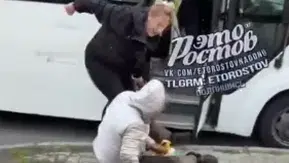 Rusya'da minibüste taciz iddiası! Kadın yolcu adamı darbetti