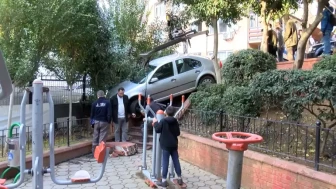 Şişli'de korkutan kaza: Otomobil parkta durabildi