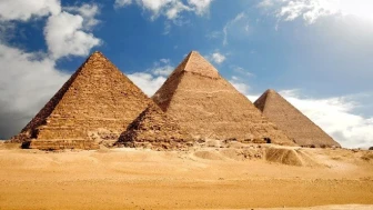 Piramitlerin gizemi derinleşiyor: Giza’da yer altı dünyasına açılan üç kuyu keşfedildi