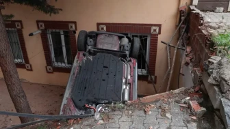 Ataşehir’de park kazası: Otomobil apartman bahçesine uçtu