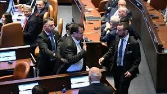 Trump'ın konuşmasında "Filistin’i tanıyın" pankartı krizi: Milletvekilleri salondan çıkarıldı