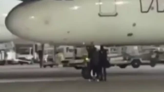 Almanya'da uçağı kaçıran yolcular piste koşup uçağı durdurmaya çalıştı