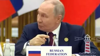 Putin kürsüde zor anlar yaşadı! Mikrofon kapalı kaldı, yüz ifadesi gündem oldu