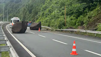 Rize'de kopan kayalar Sahil Yolu'na düştü