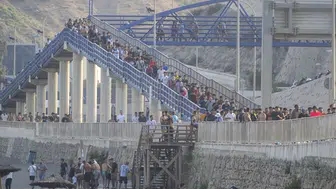Ceuta sınırında düzensiz göç hareketliliği: Yüzlerce kişi deniz yolunu kullandı
