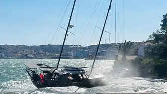 Ayvalık'ta şiddetli fırtına: Yelkenli tekne kıyıya sürüklendi