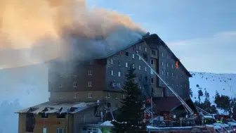 Grand Kartal Oteli sahibine ait kaçak yapılar iş makineleriyle yıkıldı