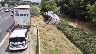 Sultanbeyli TEM Otoyolu'nda TIR devrildi: Kaza dronla görüntülendi