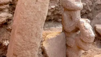 Karahantepe'de 11 bin yıllık eşsiz keşif: Leoparın sırtında oturan insan heykeli bulundu