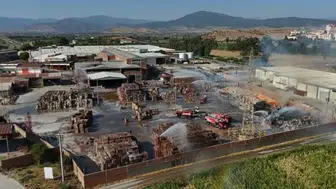 İzmir’de kağıt fabrikasının deposunda yangın: İtfaiye seferber oldu!