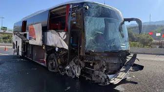 Adana’da yolcu otobüsü gişelerde beton bariyere çarptı: 5 yaralı
