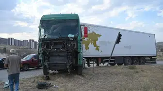 Kırıkkale'de TIR ile yolcu otobüsü çarpıştı: 1 kişi yaralandı