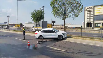 Bursa'da otomobil refüje çarptı: 1 kişi yaralandı