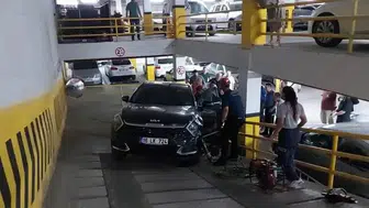 Balıkesir'de otopark çıkışında korkutan kaza: Kadın aracın altında kaldı