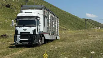 Karslı arıcıdan yenilikçi proje: Tır dorsesini 340 kovanlık mobil tesise dönüştürdü