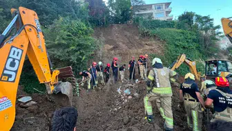 Büyükçekmece'de toprak kayması: Sahil yolunun bir bölümü kapatıldı