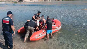 Eğil'de mahsur kalan 8’i çocuk 10 kişi botla kurtarıldı