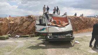 Karaman'da kamyonet devrildi: 1 hayatını kaybetti