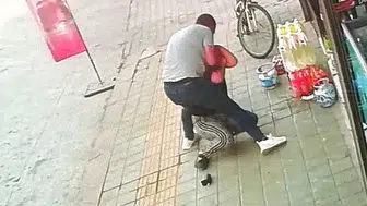 Kütahya'da boşanma aşamasındaki eşini sokak ortasında bıçakladı